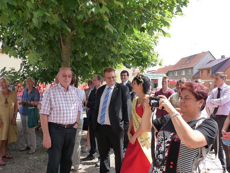 Volksfest vor Wandbild