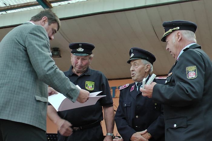 Auszeichnungen und Bef&ouml;rderungen