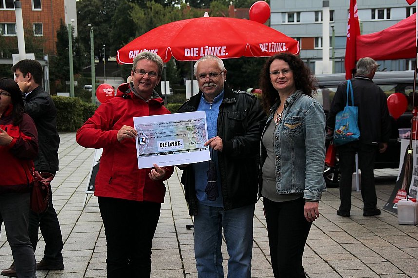 Kersten Steinke und Sigrid Hupach &uuml;bergeben symbolischen Scheck