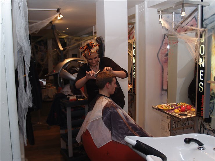 Halloween Party Nordhausen: Fris&ouml;r Jones, Grease, Destille, Schabernack