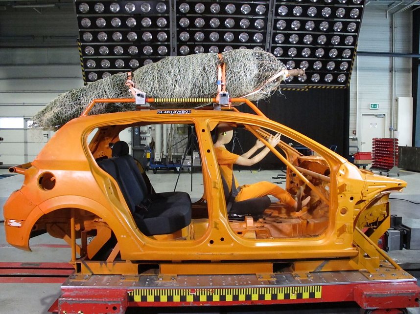 Crash-Test mit Weihnachtsbaum