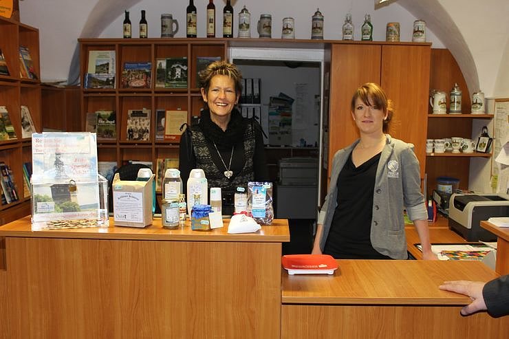 Am Vormittag fand in kleinem festlichen Rahmen die Wiederer&ouml;ffnung der Touristinformation Bad Frankenhausen statt. Nach Insolvenz des Tourismusverbandes Kyffh&auml;user (TVK) musste hier eine neue Regelung