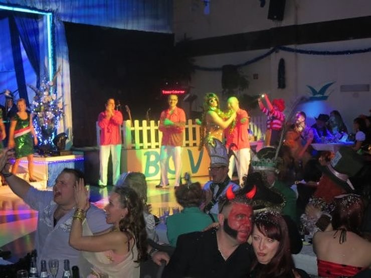 Blau-Wei&szlig; toppt den Ballermann (2)