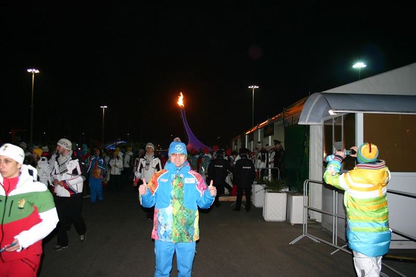 Daumen hoch: Das Olympische Feuer brennt.