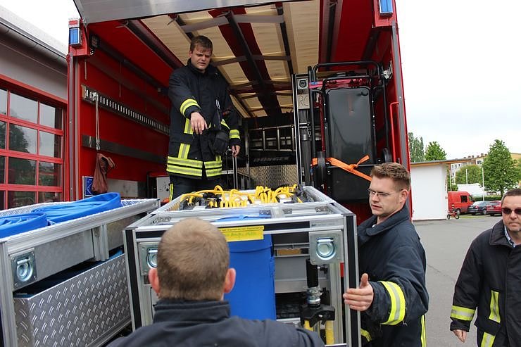 Dekontaminations-Fahrzeug &uuml;bergeben