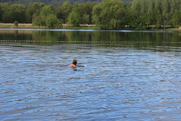 Erste Badeg&auml;ste am Bebraer Teich