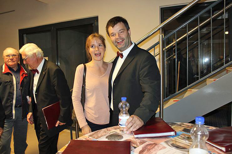 Symbolische Taktstock&uuml;bergabe