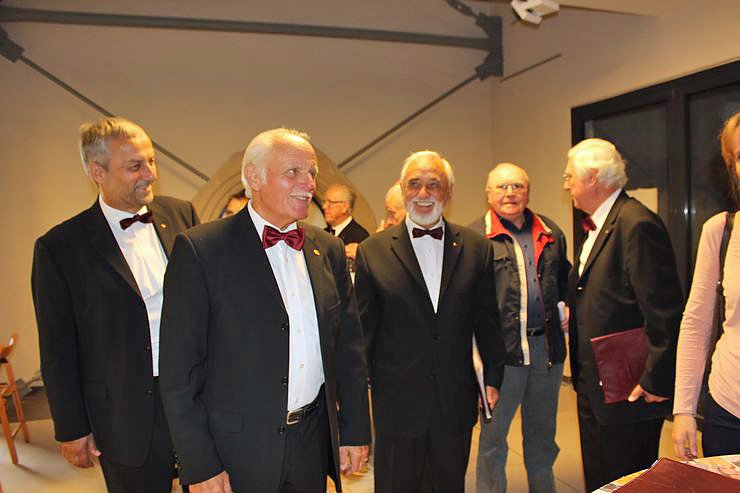 Symbolische Taktstock&uuml;bergabe