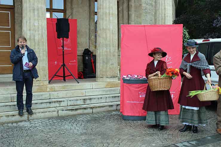 Blumenm&auml;dchen trifft Marktfrau