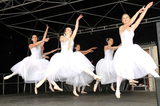 Eleven tanzen zum Residenzfest.