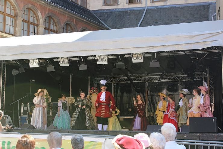 Fortsetzung mit Markttreiben