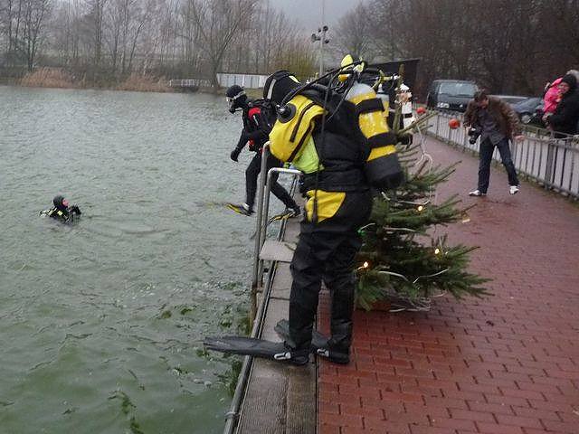 Weihnachtstauchen im Bebraer Teich