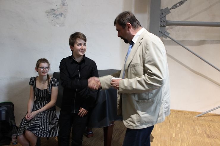 Gleich zwei Schecks im Gep&auml;ck