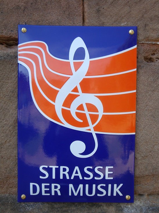 Zur Stra&szlig;e der Musik geh&ouml;rend