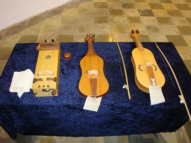 Zur Stra&szlig;e der Musik geh&ouml;rend