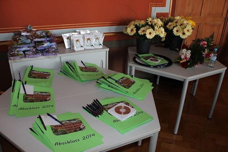 Feierlich Zeugnisse &uuml;bergeben