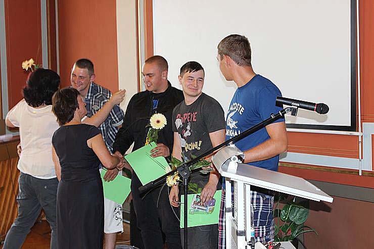 Feierlich Zeugnisse &uuml;bergeben