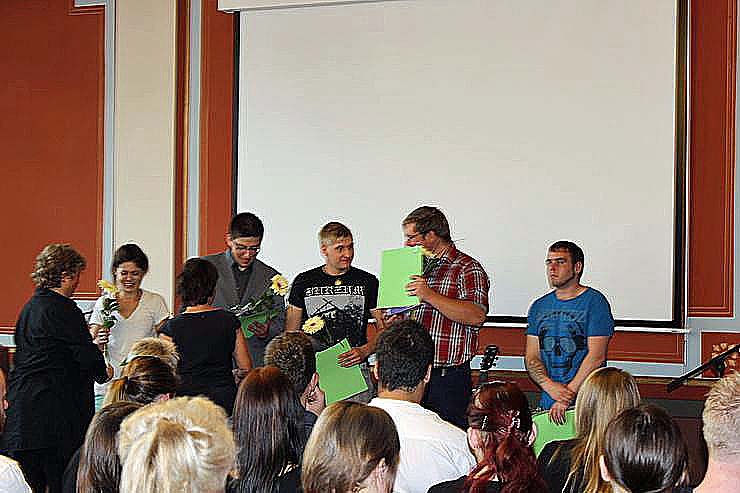 Feierlich Zeugnisse &uuml;bergeben