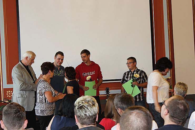 Feierlich Zeugnisse &uuml;bergeben