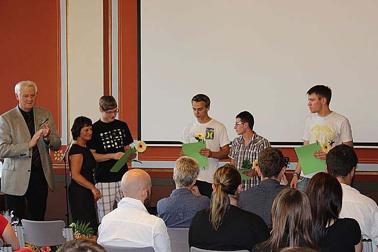 Feierlich Zeugnisse &uuml;bergeben