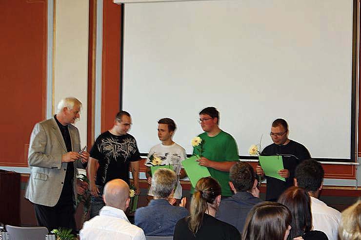 Feierlich Zeugnisse &uuml;bergeben