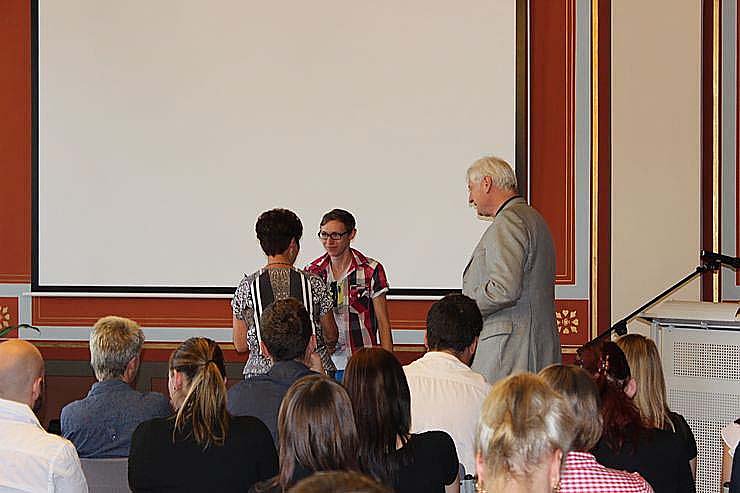 Feierlich Zeugnisse &uuml;bergeben