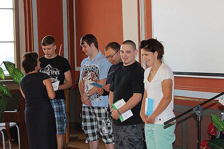 Feierlich Zeugnisse &uuml;bergeben