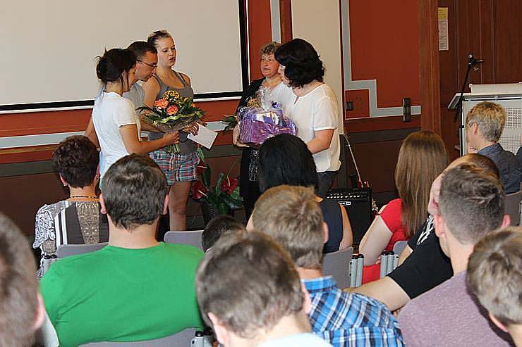 Feierlich Zeugnisse &uuml;bergeben