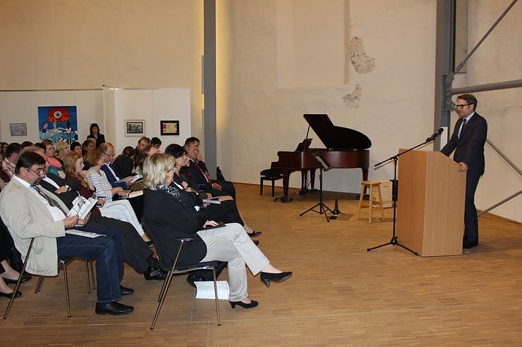 100 Werke der 8. JugendKunstBiennale