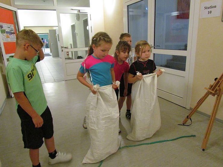 Bunte Sportspiele an einem grauen Regenfreitag