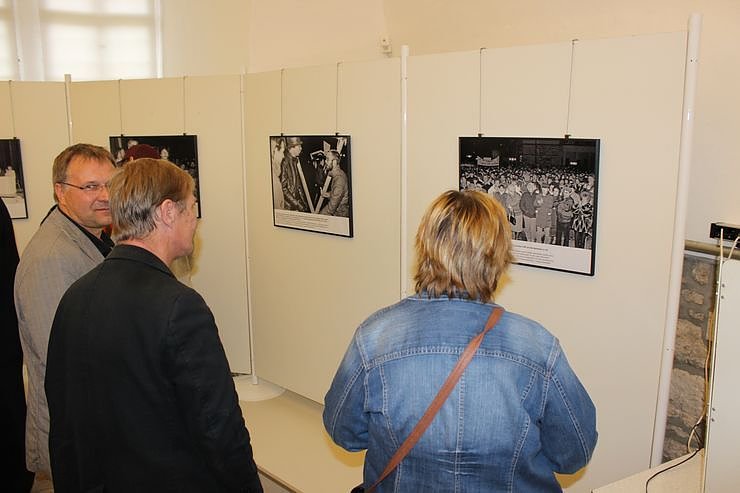 25 Jahre Demokratie dargestellt