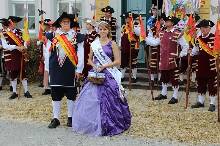 Hausm&auml;nner laden zum Bauernmarkt ein
