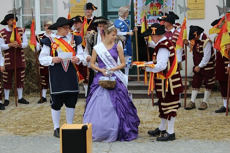 Hausm&auml;nner laden zum Bauernmarkt ein