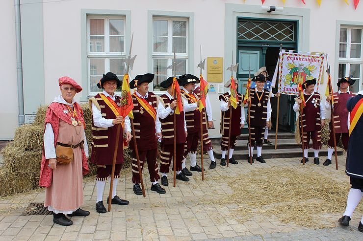 Hausm&auml;nner laden zum Bauernmarkt ein