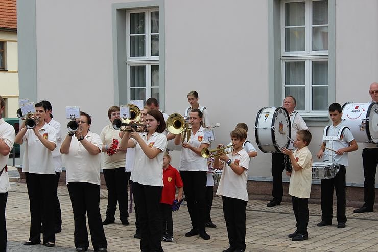 Hausm&auml;nner laden zum Bauernmarkt ein