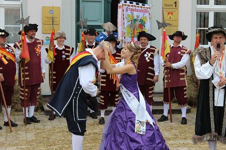 Hausm&auml;nner laden zum Bauernmarkt ein
