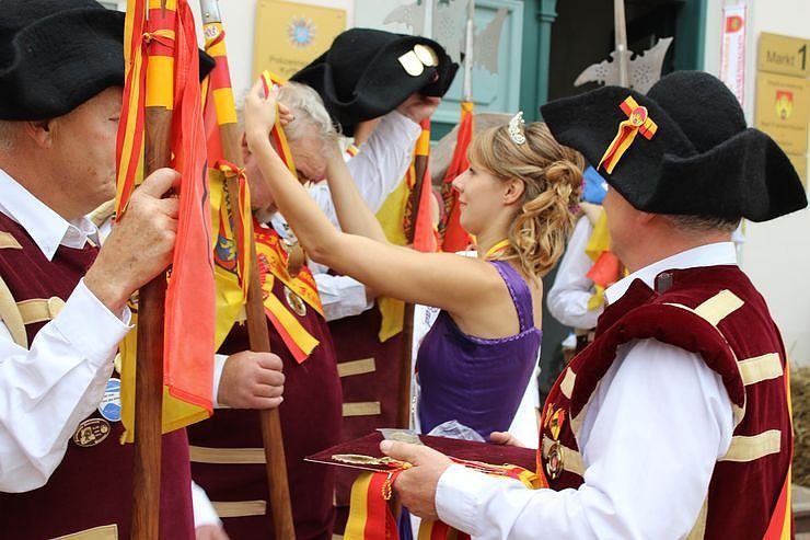 Hausm&auml;nner laden zum Bauernmarkt ein