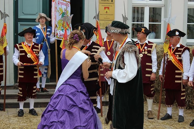 Hausm&auml;nner laden zum Bauernmarkt ein