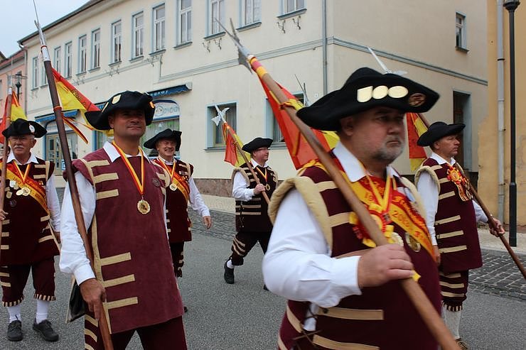 Hausm&auml;nner laden zum Bauernmarkt ein