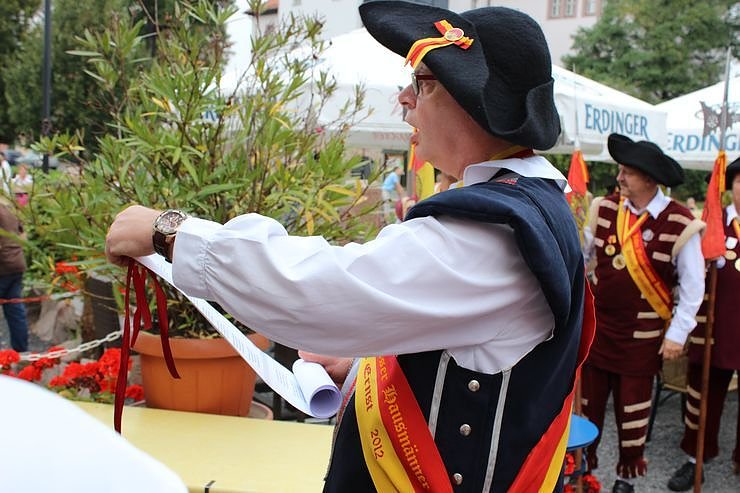 Hausm&auml;nner laden zum Bauernmarkt ein