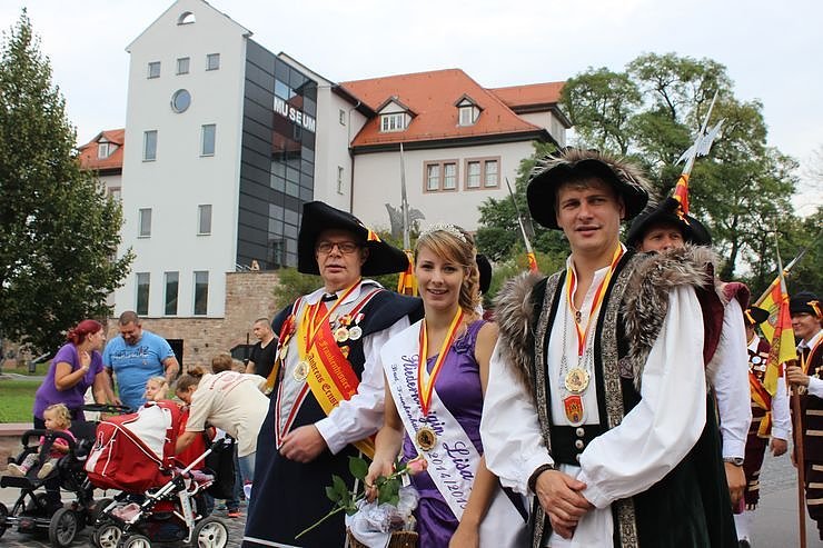 Hausm&auml;nner laden zum Bauernmarkt ein