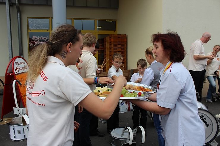 Hausm&auml;nner laden zum Bauernmarkt ein
