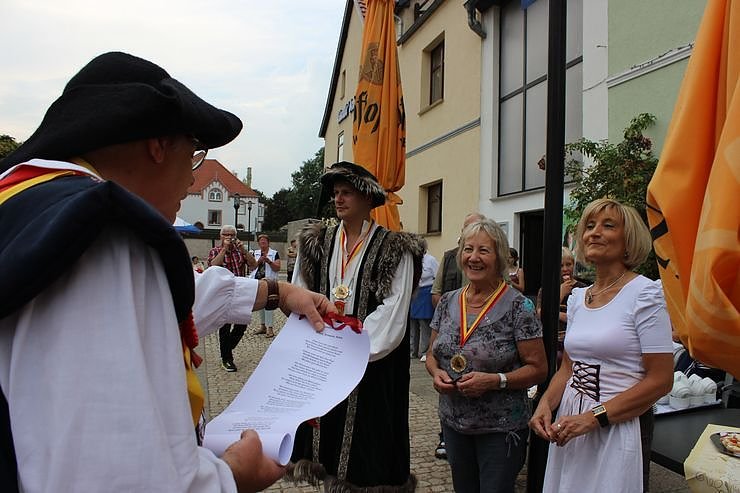 Hausm&auml;nner laden zum Bauernmarkt ein
