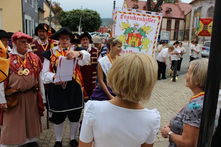 Hausm&auml;nner laden zum Bauernmarkt ein