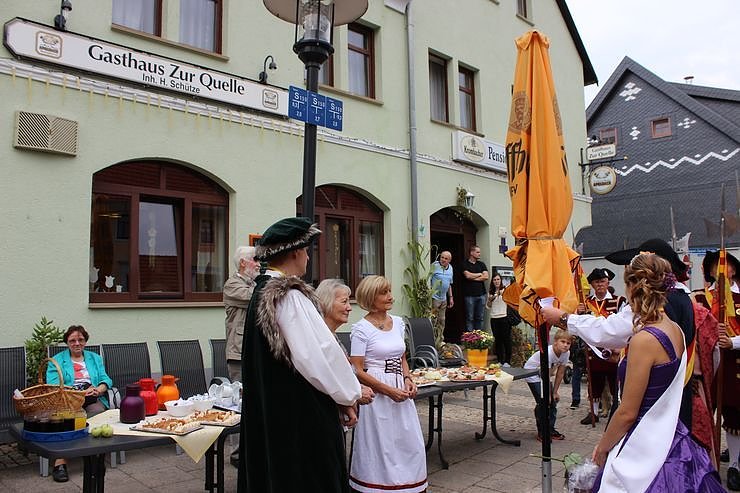 Hausm&auml;nner laden zum Bauernmarkt ein