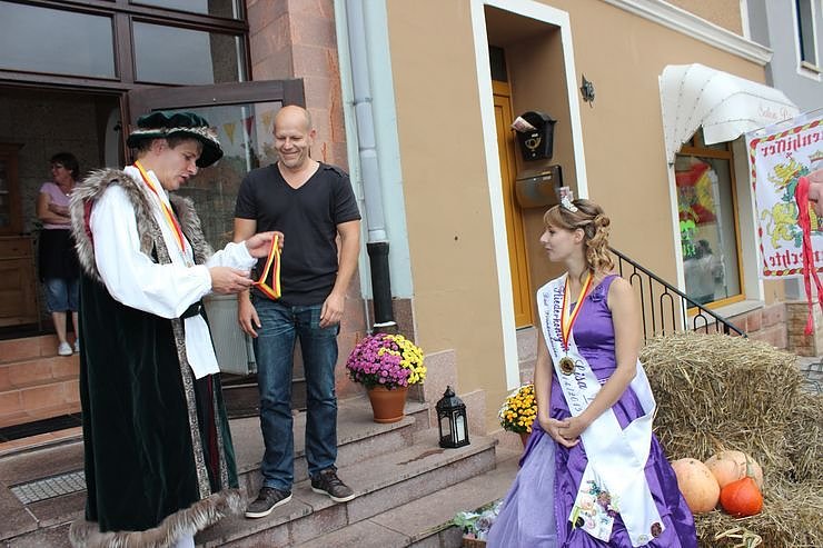 Hausm&auml;nner laden zum Bauernmarkt ein