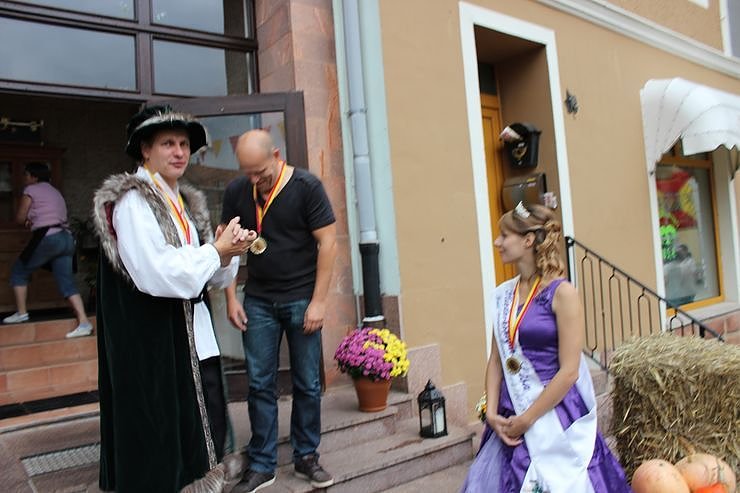 Hausm&auml;nner laden zum Bauernmarkt ein