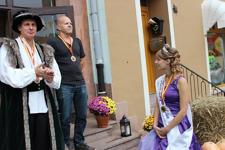 Hausm&auml;nner laden zum Bauernmarkt ein