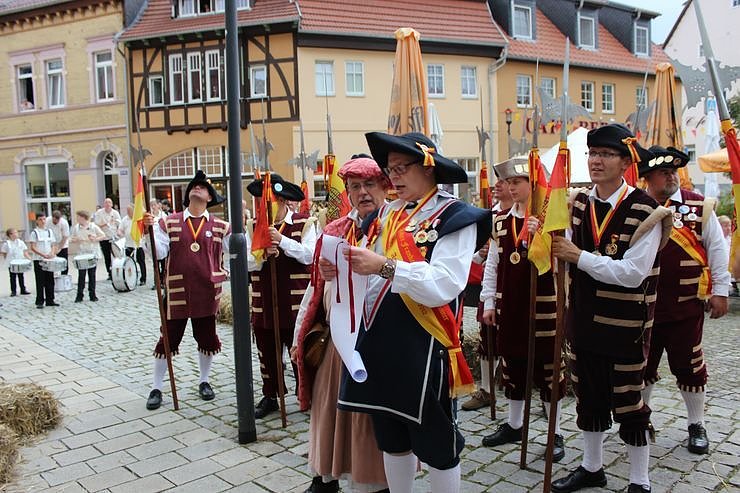 Hausm&auml;nner laden zum Bauernmarkt ein