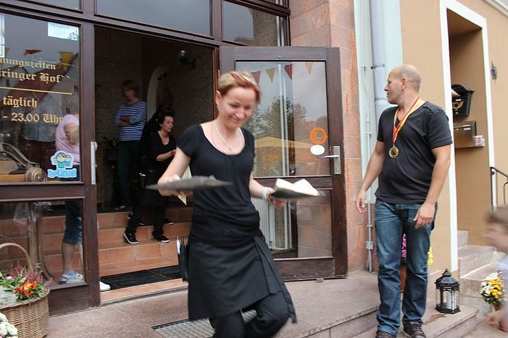 Hausm&auml;nner laden zum Bauernmarkt ein